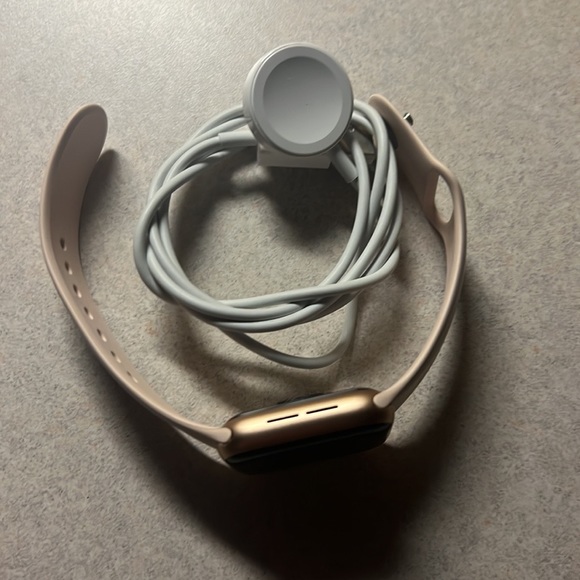 Apple watch Series 5 (Rose gold) - Picture 3 of 4